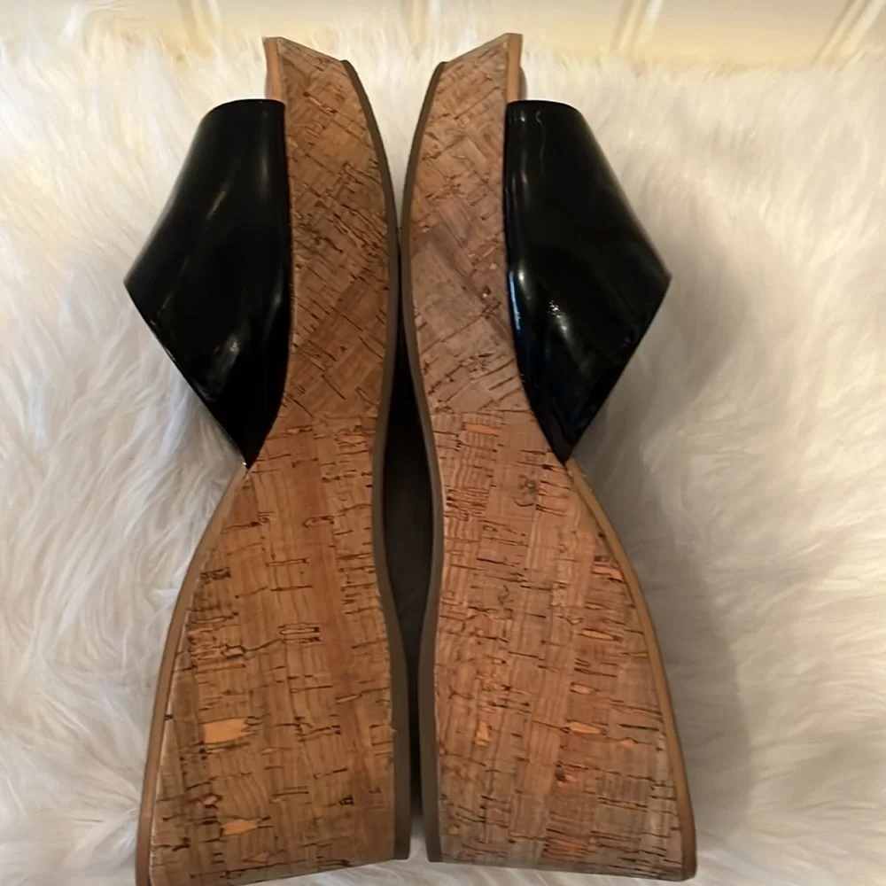 𝅺BCBG shiny black faux leather cork wedge platform slide shoes Y2K Size 9